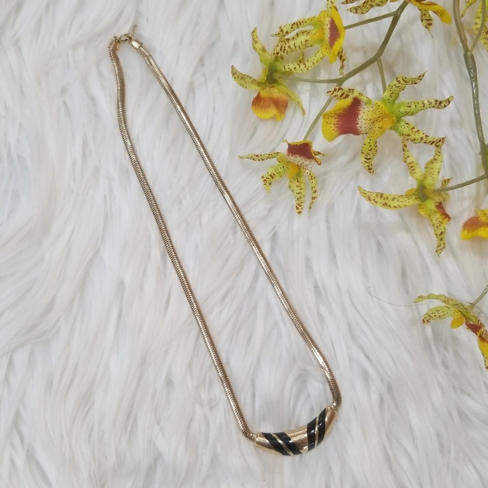 Avon Vintage Gold Tone Necklace With Black Accent Pendant.